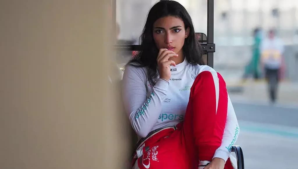 آمنة القبيسي أول سائقة سباقات إماراتيّة