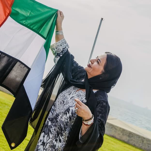 أسماء المطوع تروي قصّة بروش "الأشخر" الإماراتي
