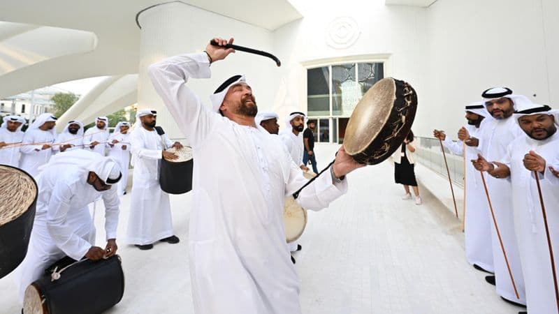 رقصة "العيالة" الشعبية حاضرة دوماً في المناسبات الإماراتية